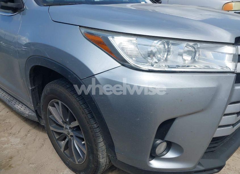 Photo 6 of 2017 Toyota Highlander XLE (VIN 5TDKZRFH3HS523991)