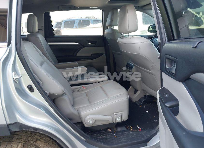 Photo 8 of 2017 Toyota Highlander XLE (VIN 5TDKZRFH3HS523991)