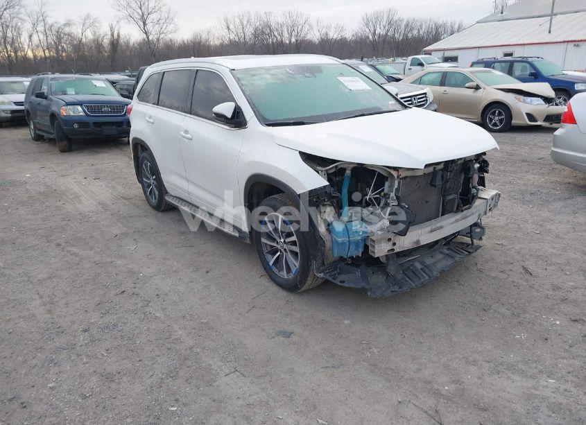 2018 Toyota Highlander XLE (VIN 5TDKZRFH3JS541509) main photo