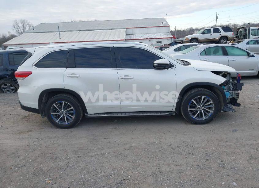 Photo 13 of 2018 Toyota Highlander XLE (VIN 5TDKZRFH3JS541509)