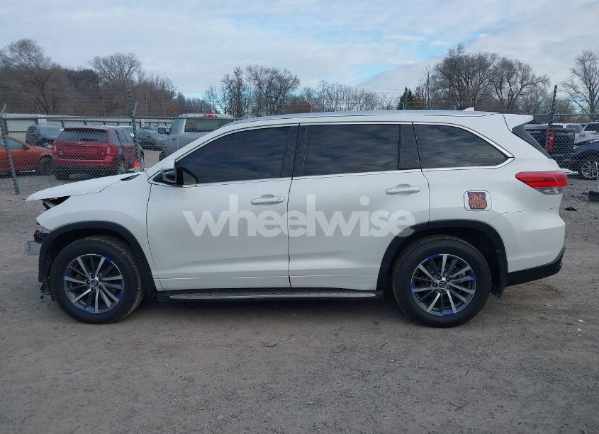 Photo 14 of 2018 Toyota Highlander XLE (VIN 5TDKZRFH3JS541509)