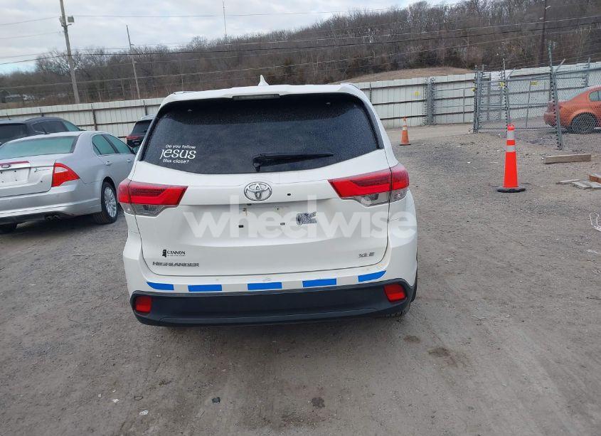 Photo 16 of 2018 Toyota Highlander XLE (VIN 5TDKZRFH3JS541509)