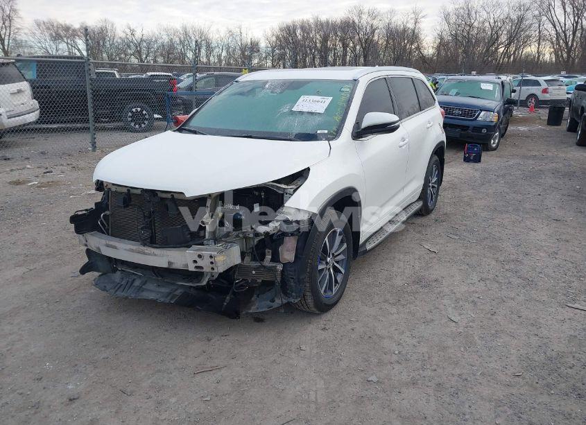 Photo 2 of 2018 Toyota Highlander XLE (VIN 5TDKZRFH3JS541509)