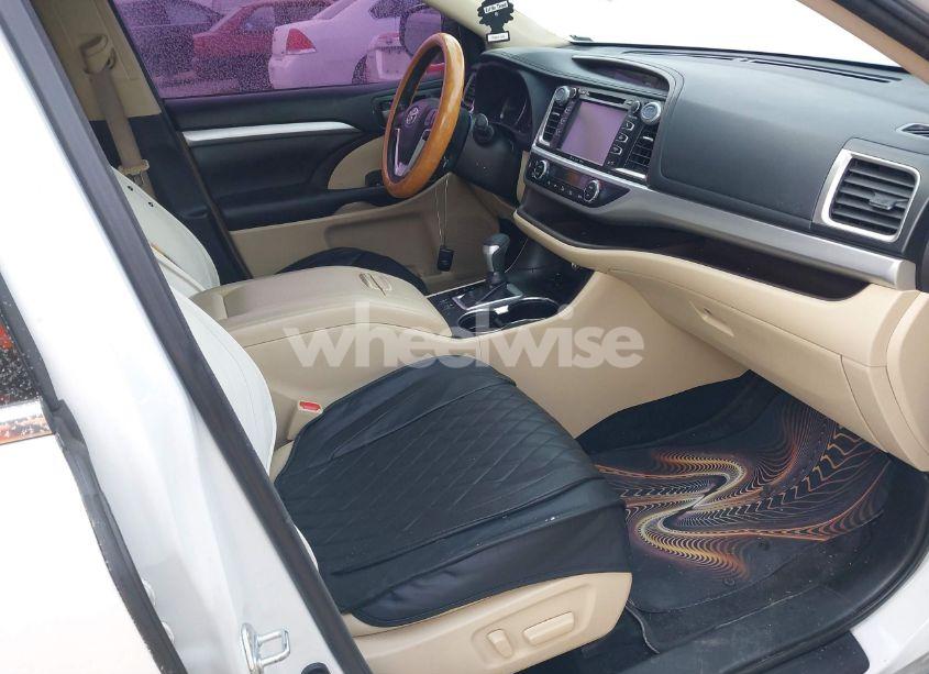 Photo 5 of 2018 Toyota Highlander XLE (VIN 5TDKZRFH3JS541509)