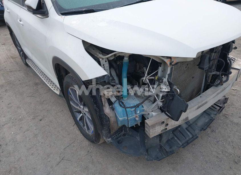 Photo 6 of 2018 Toyota Highlander XLE (VIN 5TDKZRFH3JS541509)