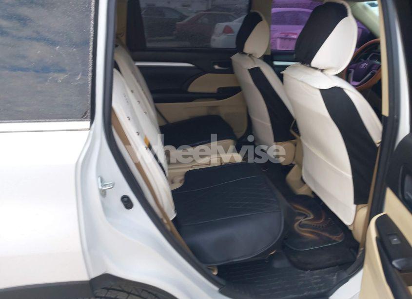 Photo 8 of 2018 Toyota Highlander XLE (VIN 5TDKZRFH3JS541509)