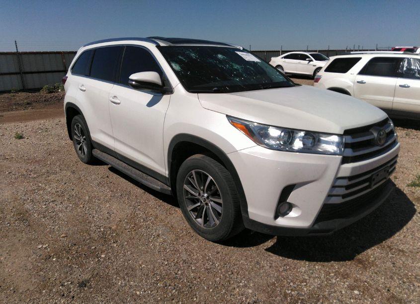2019 Toyota Highlander XLE (VIN 5TDKZRFH3KS308845) main photo