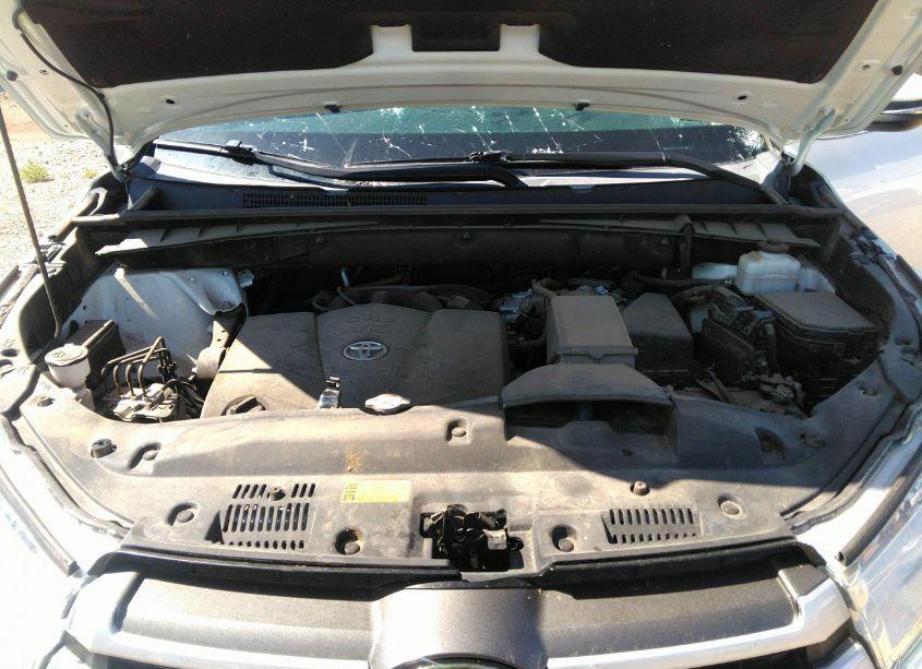 Photo 10 of 2019 Toyota Highlander XLE (VIN 5TDKZRFH3KS308845)