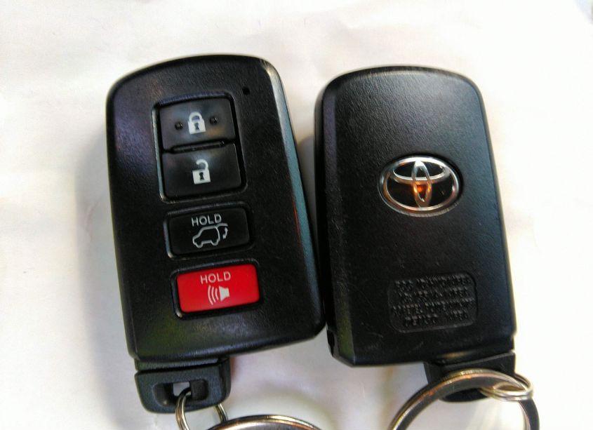 Photo 11 of 2019 Toyota Highlander XLE (VIN 5TDKZRFH3KS308845)