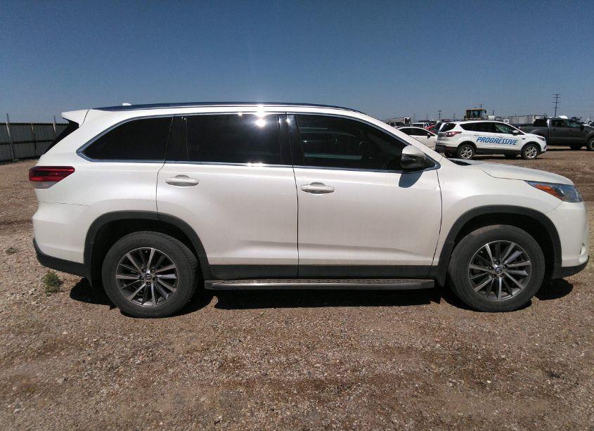 Photo 13 of 2019 Toyota Highlander XLE (VIN 5TDKZRFH3KS308845)