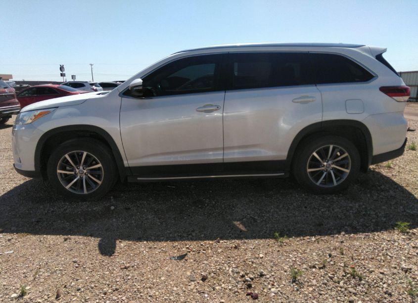 Photo 14 of 2019 Toyota Highlander XLE (VIN 5TDKZRFH3KS308845)