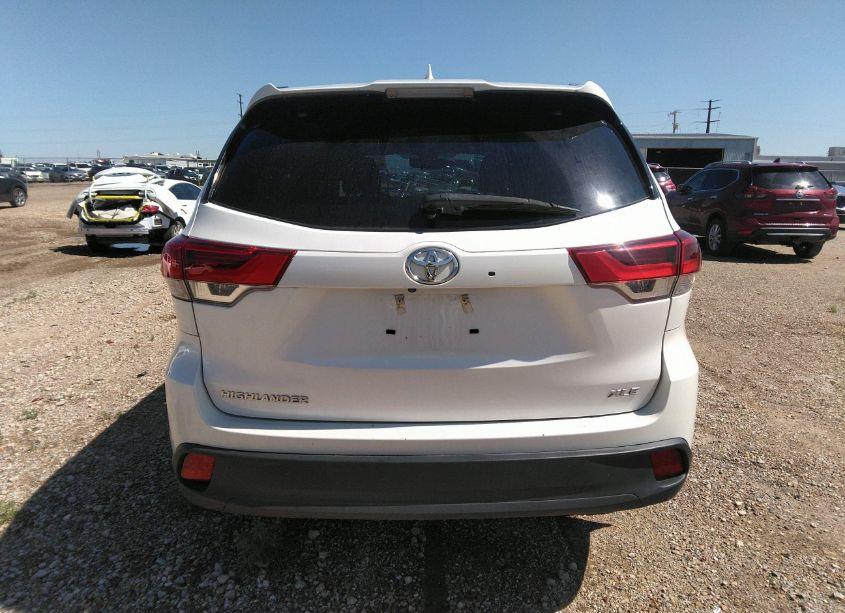 Photo 16 of 2019 Toyota Highlander XLE (VIN 5TDKZRFH3KS308845)