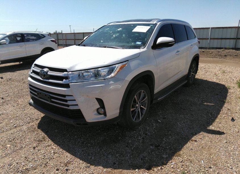 Photo 2 of 2019 Toyota Highlander XLE (VIN 5TDKZRFH3KS308845)