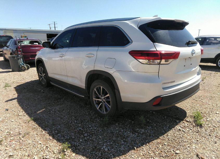 Photo 3 of 2019 Toyota Highlander XLE (VIN 5TDKZRFH3KS308845)