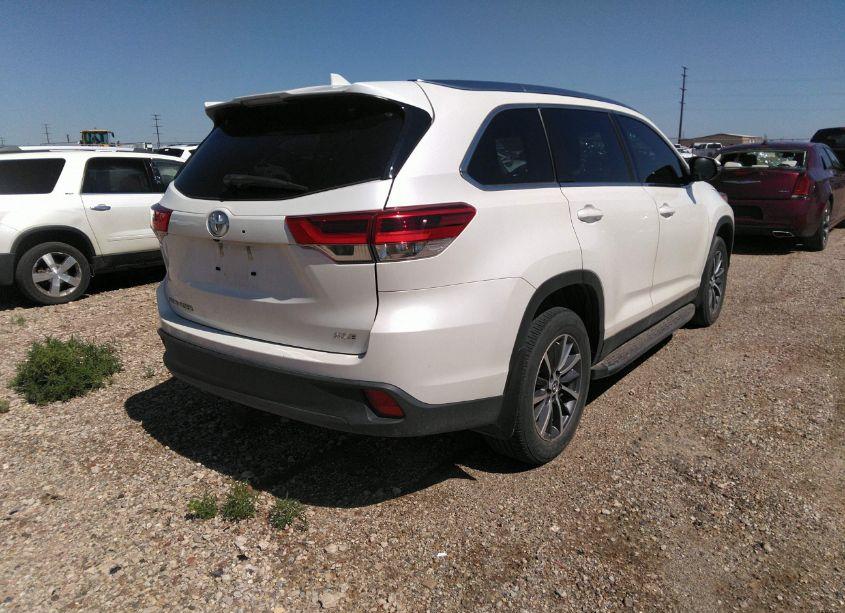 Photo 4 of 2019 Toyota Highlander XLE (VIN 5TDKZRFH3KS308845)