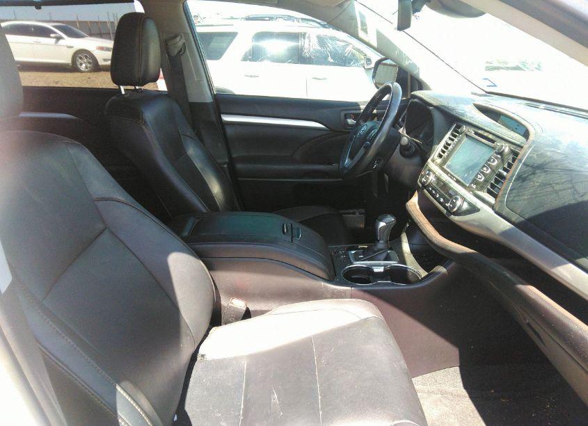 Photo 5 of 2019 Toyota Highlander XLE (VIN 5TDKZRFH3KS308845)