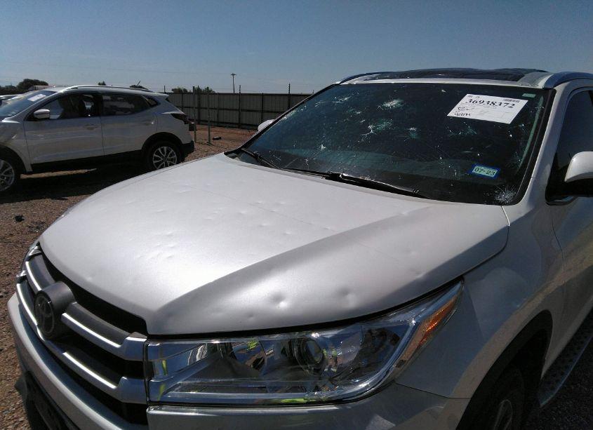 Photo 6 of 2019 Toyota Highlander XLE (VIN 5TDKZRFH3KS308845)