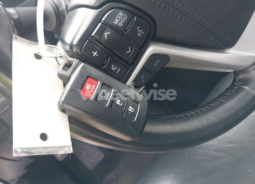 Photo 11 of 2019 Toyota Highlander XLE (VIN 5TDKZRFH3KS334765)