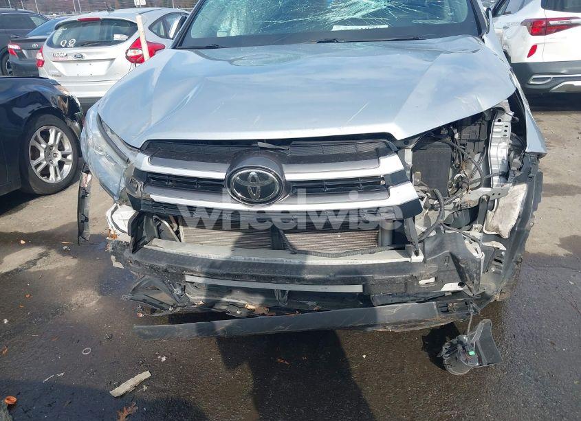 Photo 12 of 2019 Toyota Highlander XLE (VIN 5TDKZRFH3KS334765)