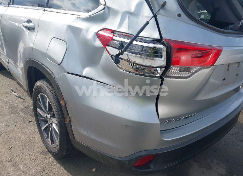 Photo 16 of 2019 Toyota Highlander XLE (VIN 5TDKZRFH3KS334765)