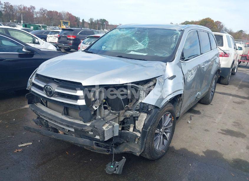 Photo 2 of 2019 Toyota Highlander XLE (VIN 5TDKZRFH3KS334765)