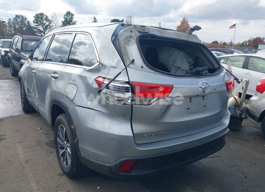 Photo 3 of 2019 Toyota Highlander XLE (VIN 5TDKZRFH3KS334765)