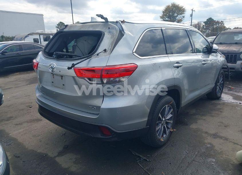 Photo 4 of 2019 Toyota Highlander XLE (VIN 5TDKZRFH3KS334765)