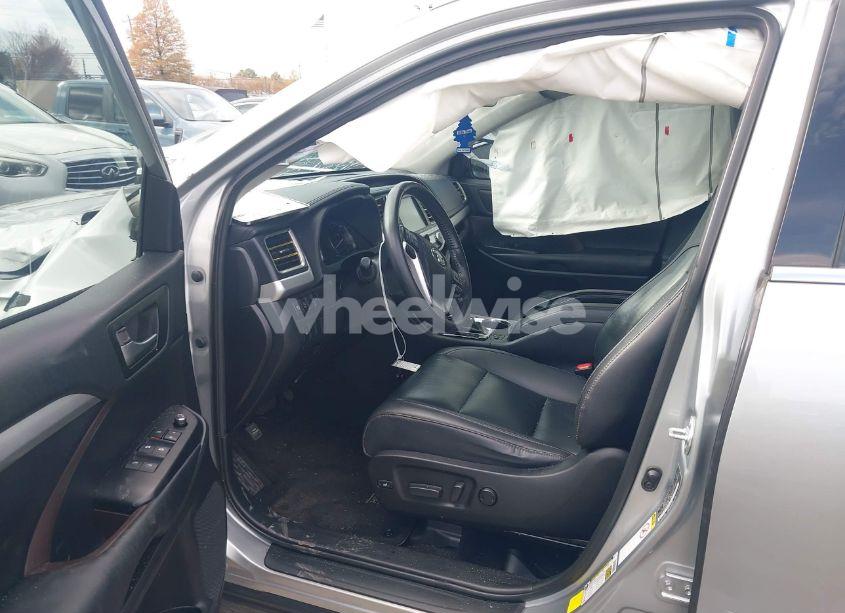 Photo 5 of 2019 Toyota Highlander XLE (VIN 5TDKZRFH3KS334765)