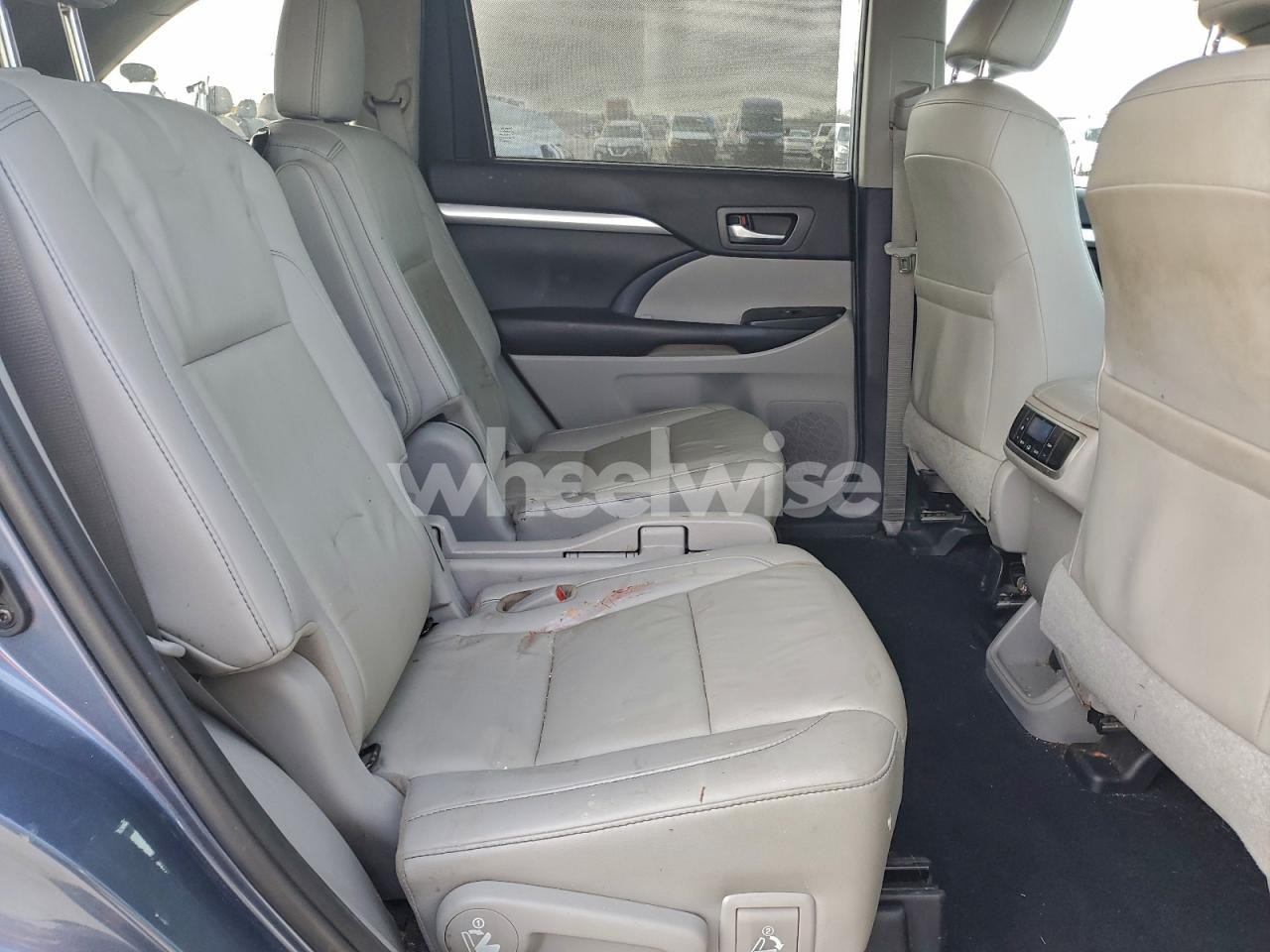 Photo 10 of 2019 TOYOTA HIGHLANDER SE (VIN 5TDKZRFH3KS360170)