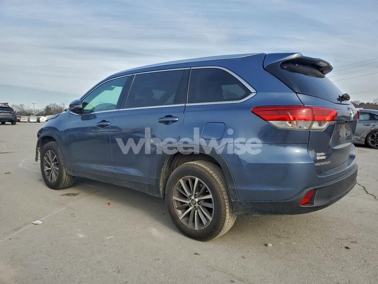 Photo 2 of 2019 TOYOTA HIGHLANDER SE (VIN 5TDKZRFH3KS360170)