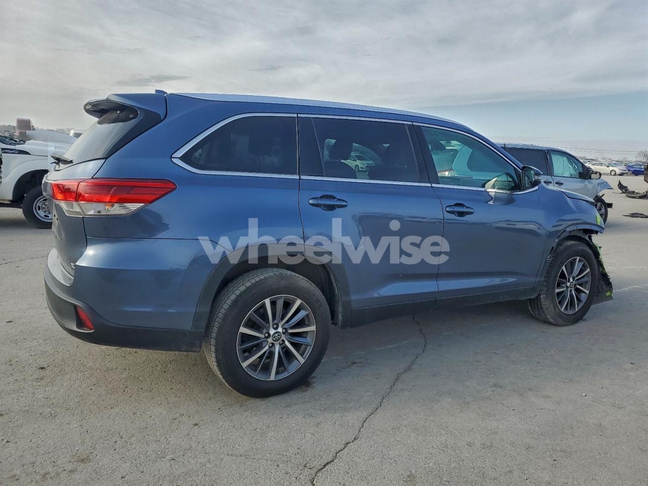 Photo 3 of 2019 TOYOTA HIGHLANDER SE (VIN 5TDKZRFH3KS360170)