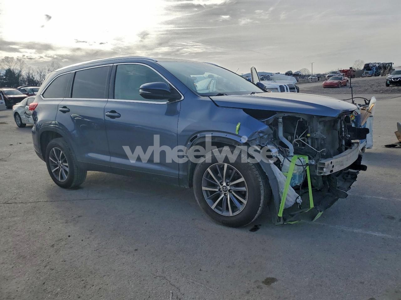 Photo 4 of 2019 TOYOTA HIGHLANDER SE (VIN 5TDKZRFH3KS360170)