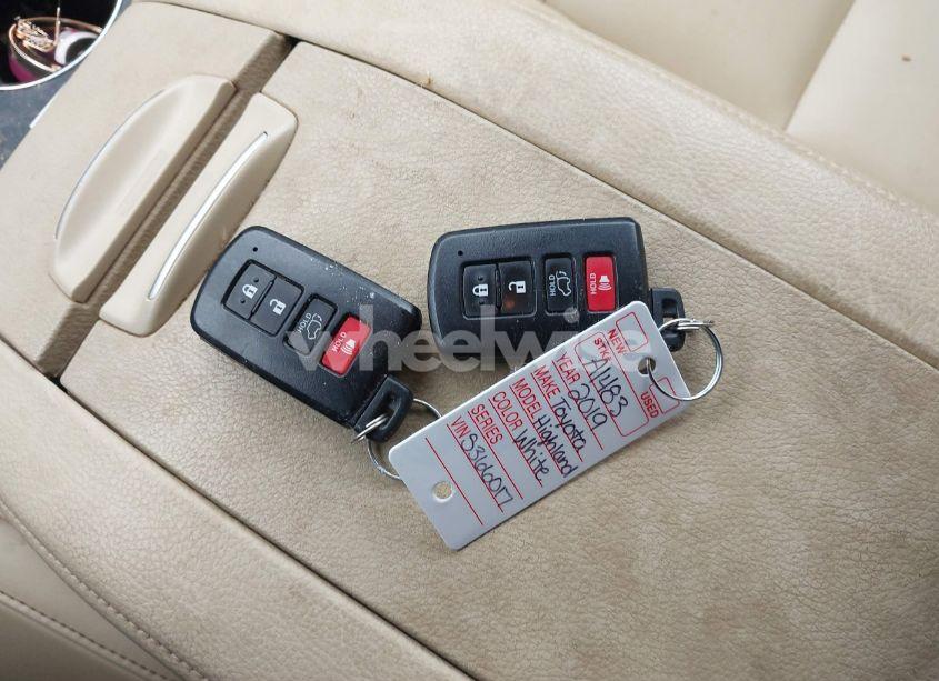 Photo 11 of 2019 Toyota Highlander XLE (VIN 5TDKZRFH3KS366017)