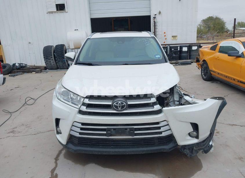 Photo 12 of 2019 Toyota Highlander XLE (VIN 5TDKZRFH3KS366017)