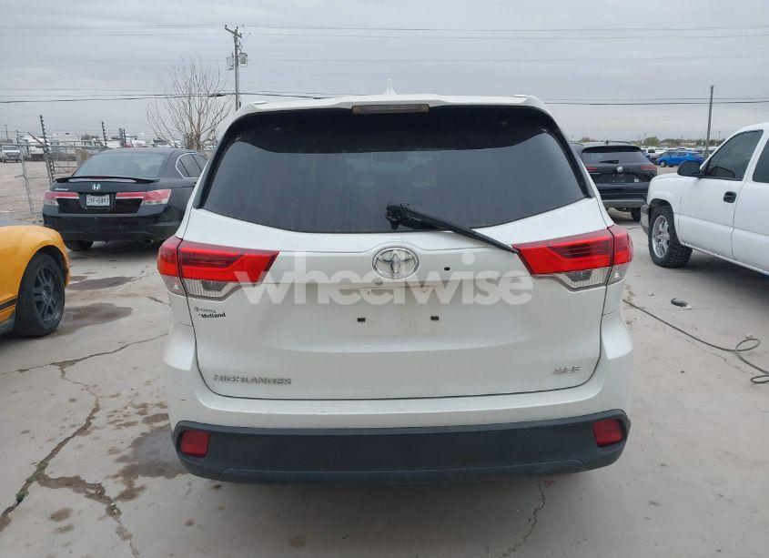 Photo 16 of 2019 Toyota Highlander XLE (VIN 5TDKZRFH3KS366017)