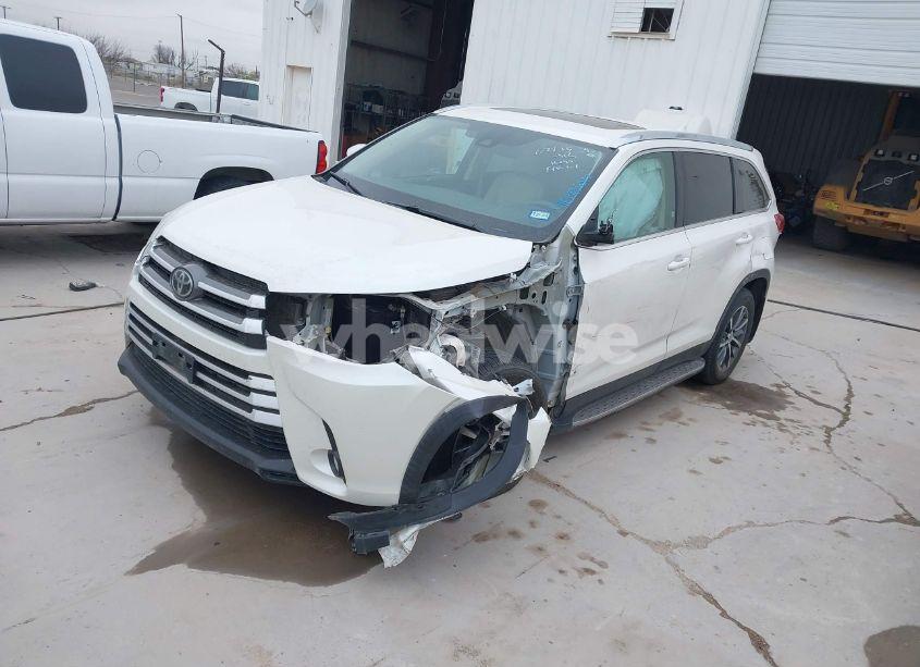 Photo 2 of 2019 Toyota Highlander XLE (VIN 5TDKZRFH3KS366017)