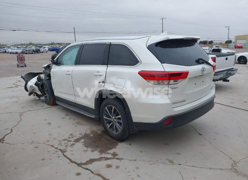 Photo 3 of 2019 Toyota Highlander XLE (VIN 5TDKZRFH3KS366017)