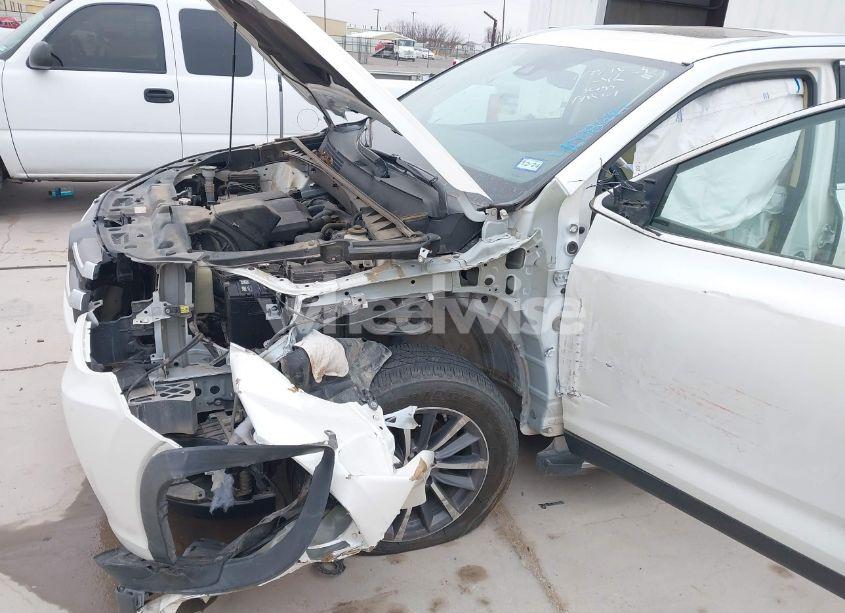 Photo 6 of 2019 Toyota Highlander XLE (VIN 5TDKZRFH3KS366017)