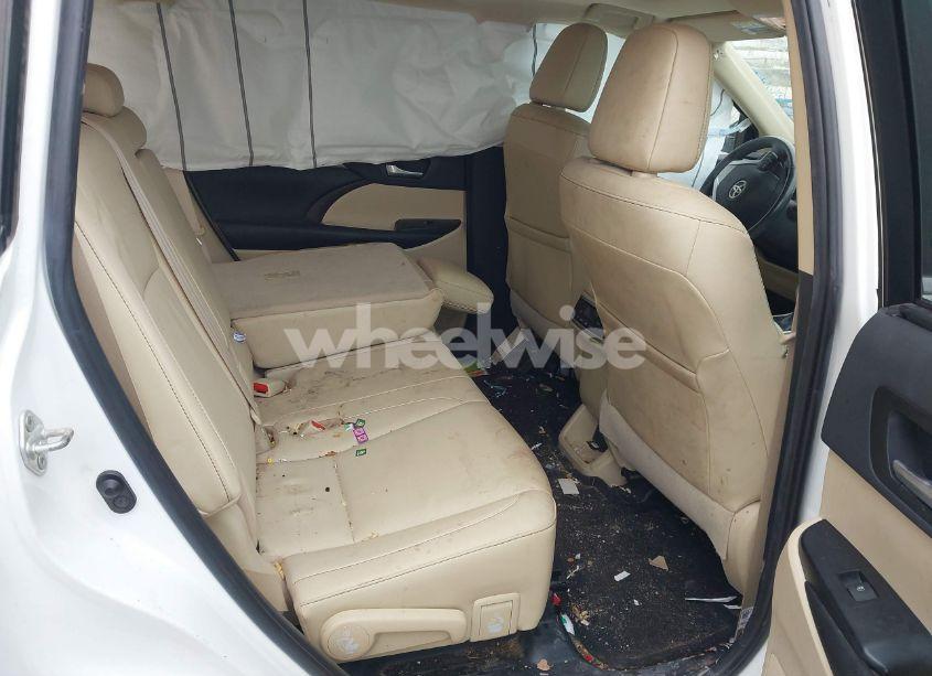 Photo 8 of 2019 Toyota Highlander XLE (VIN 5TDKZRFH3KS366017)