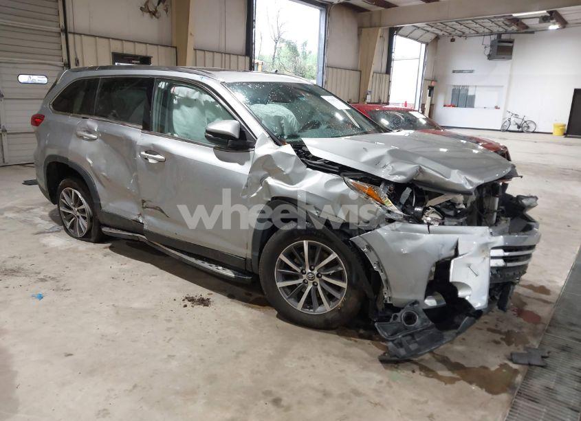 2019 Toyota Highlander XLE (VIN 5TDKZRFH3KS559252) main photo