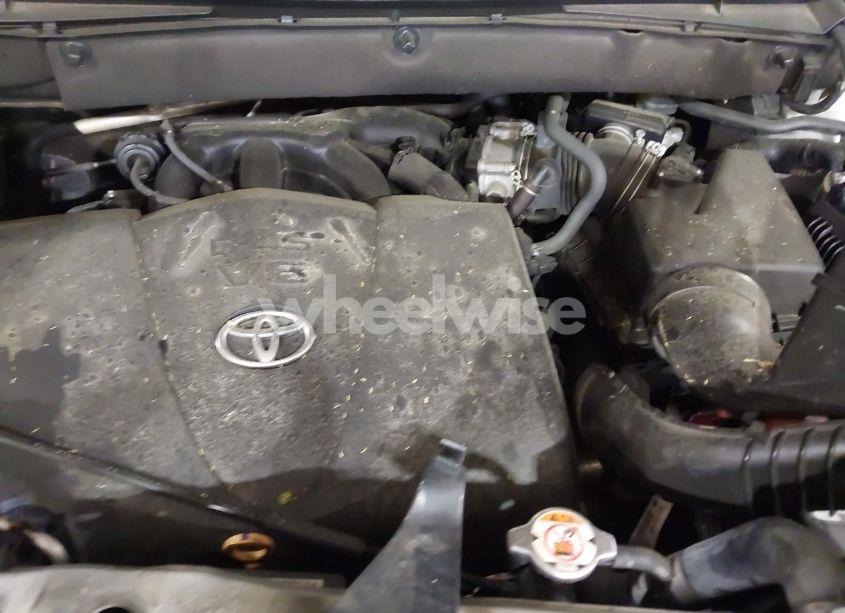 Photo 10 of 2019 Toyota Highlander XLE (VIN 5TDKZRFH3KS559252)