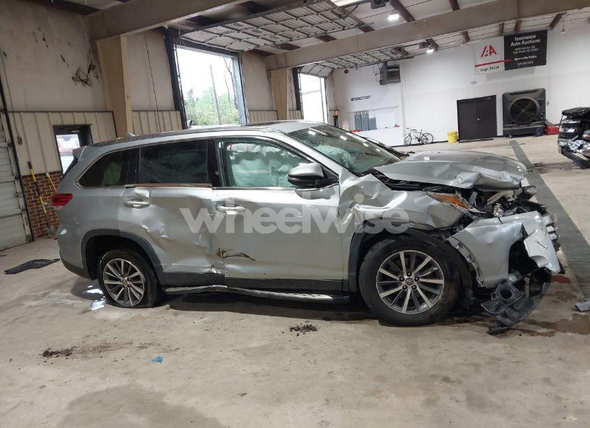 Photo 12 of 2019 Toyota Highlander XLE (VIN 5TDKZRFH3KS559252)