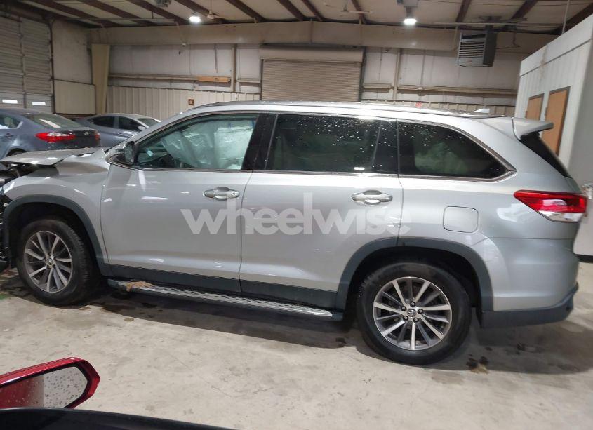 Photo 13 of 2019 Toyota Highlander XLE (VIN 5TDKZRFH3KS559252)