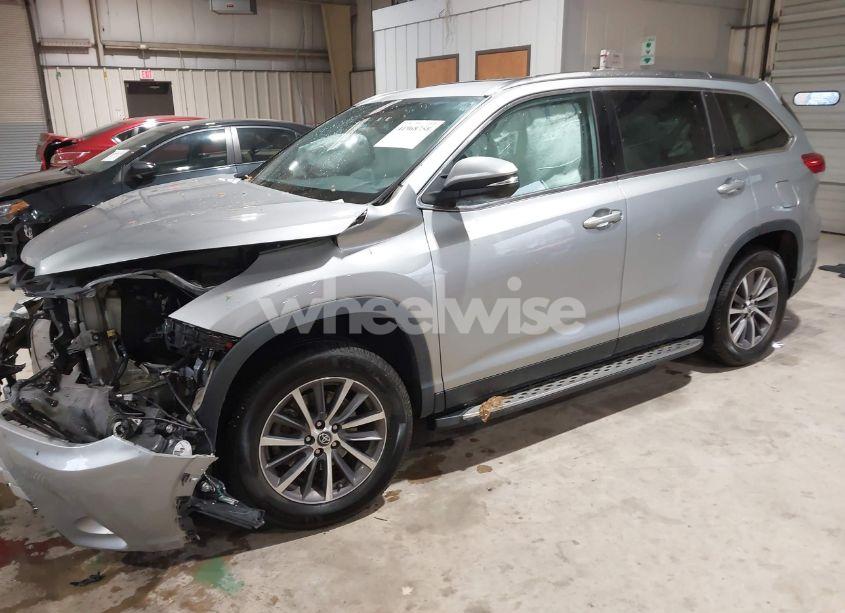 Photo 2 of 2019 Toyota Highlander XLE (VIN 5TDKZRFH3KS559252)
