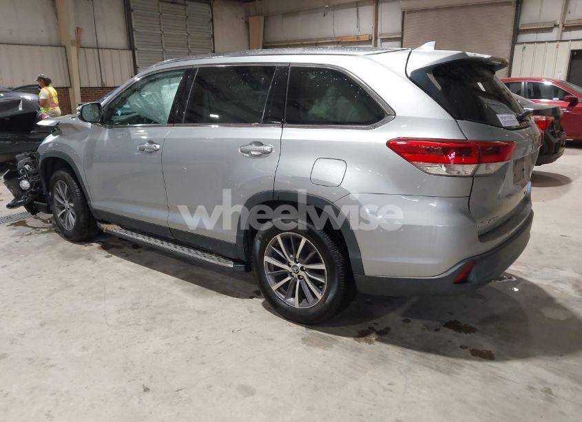 Photo 3 of 2019 Toyota Highlander XLE (VIN 5TDKZRFH3KS559252)