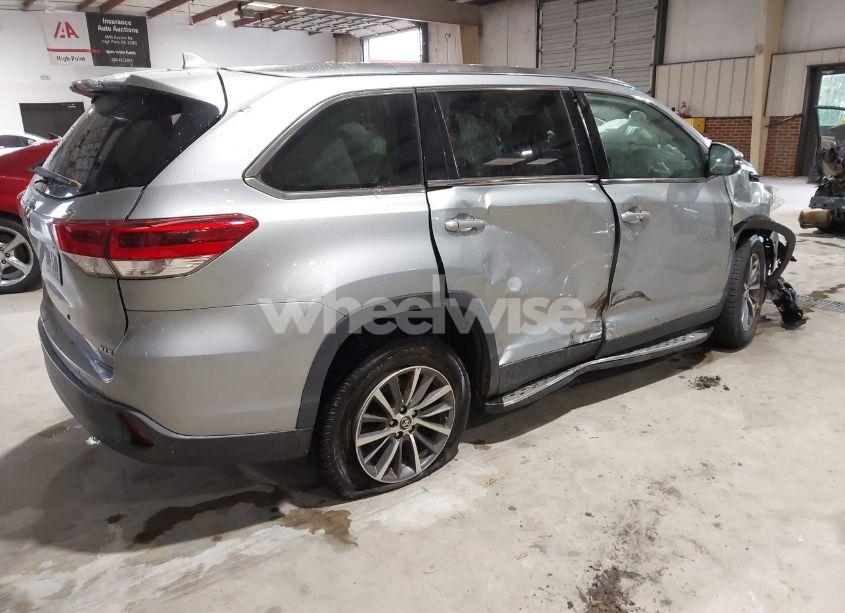 Photo 4 of 2019 Toyota Highlander XLE (VIN 5TDKZRFH3KS559252)