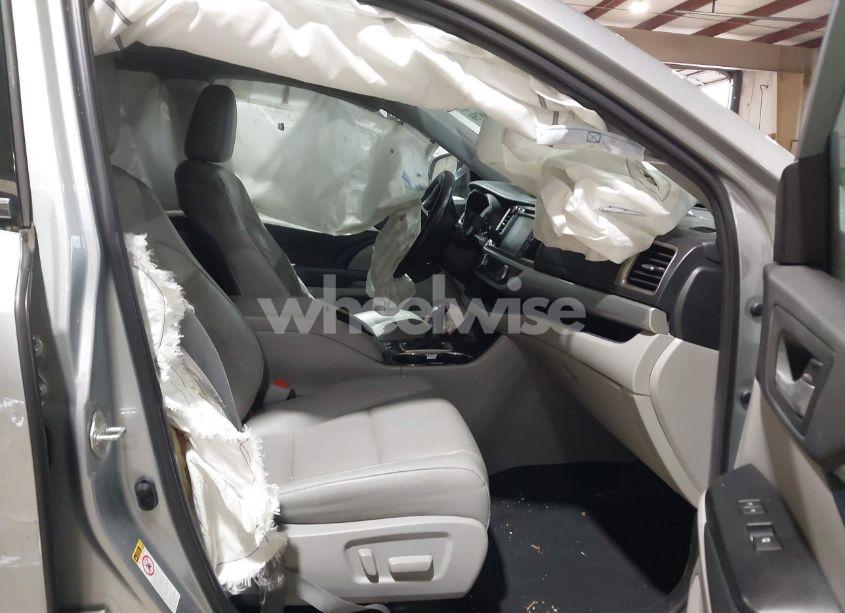 Photo 5 of 2019 Toyota Highlander XLE (VIN 5TDKZRFH3KS559252)