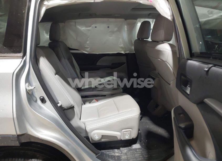 Photo 8 of 2019 Toyota Highlander XLE (VIN 5TDKZRFH3KS559252)