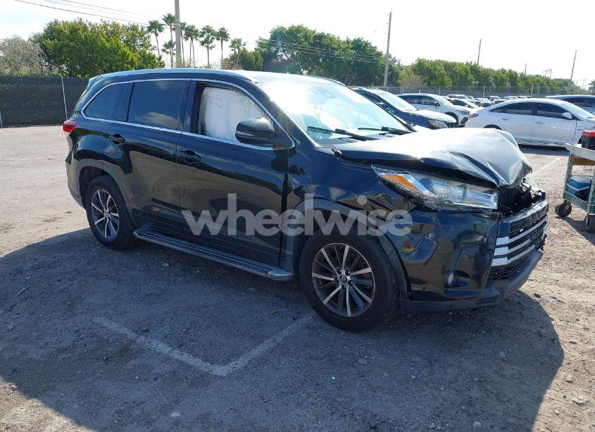 2017 Toyota Highlander XLE (VIN 5TDKZRFH4HS518363) main photo