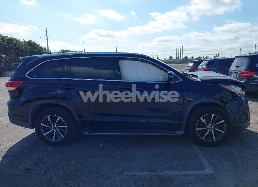 Photo 13 of 2017 Toyota Highlander XLE (VIN 5TDKZRFH4HS518363)